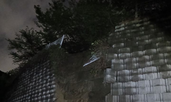 [부산=뉴시스] 29일 오후 부산 사하구의 한 고등학교 옹벽 일부가 무너지는 사고가 발생했다. (사진=부산소방재난본부 제공) 2026.08.30. photo@newsis.com *재판매 및 DB 금지