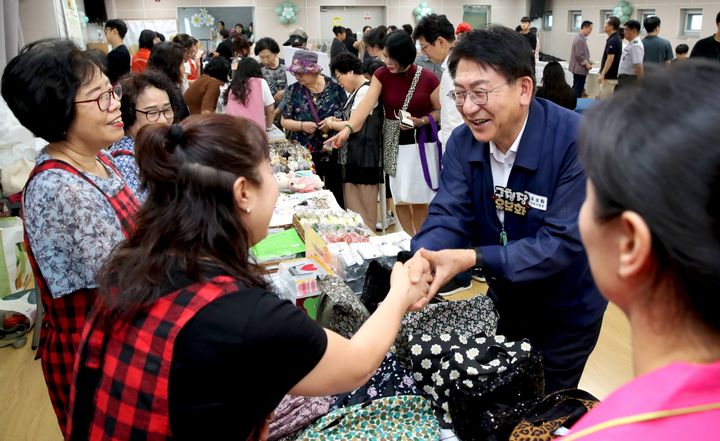 [서울=뉴시스] 금호2-3가동 주민들과 소통하고 있는 유보화 구청장. (사진=성동구 제공) 2026.08.30. photo@newsis.com *재판매 및 DB 금지