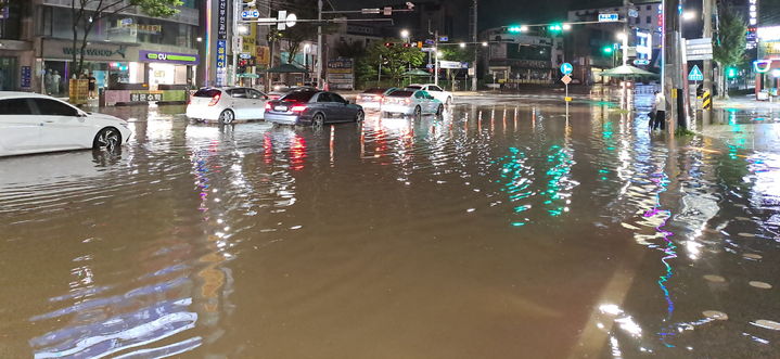 [익산=뉴시스] 김얼 기자 = 30일 전북 익산시 영등동의 한 사거리가 많은 양이 쏟아진 비로 침수돼 있다. (사진=전북특별자치도 소방본부 제공) 2026.08.30. pmkeul@newsis.com *재판매 및 DB 금지