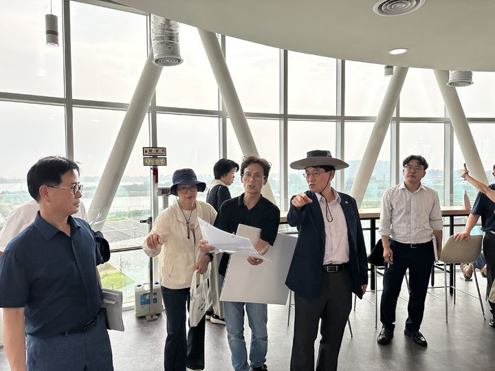[화성=뉴시스] 윤성진 화성시 제1부시장(사진 왼쪽에서 네 번째)이 제12회 화성송산포도축제 행사장 시설 및 운영 준비 상황을 점검하고 있다. (사진=화성시 제공) 2026,.08.30. photo@newsis.com *재판매 및 DB 금지