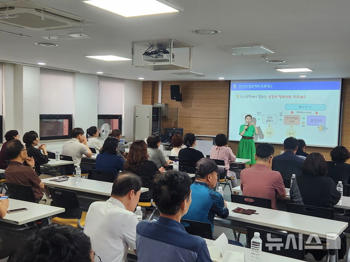 [시흥=뉴시스] 최근 시흥북부여성기업인협의회 회원들과 소공인들이 ABC행복학습타운에서 산업단지 AX(인공지능 전환) 교육을 받고 있다. (사진=시흥시 제공).2026,.08.30. photo@newsis.com
