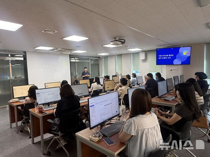 [의왕=뉴시스] 의왕시 직원들이 생성형 인공지능 실무 교육을 받고 있다.(사진=의왕시 제공).2026.08.30. photo@newsis.com 
