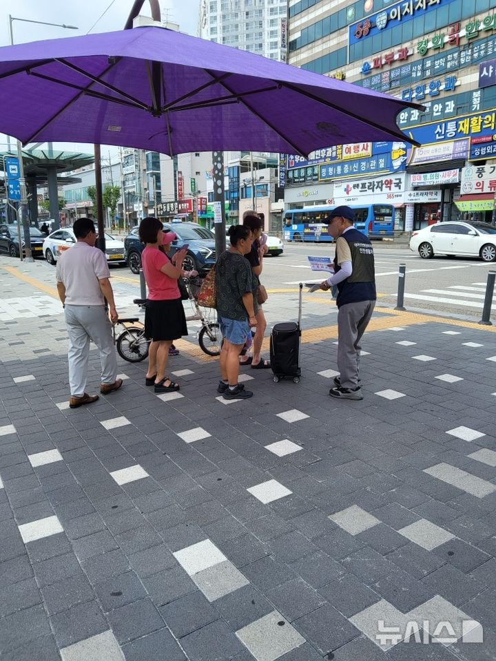 [시흥=뉴시스] 시흥시 관계자가 대야신천권역에서 시민들에게 생활쓰레기 배출 방법을 홍보하고 있다.(사진=시흥시 제공).2026.08.30. photo@newsis.com
