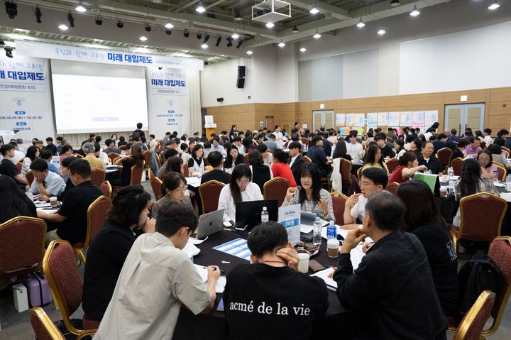 [화성=뉴시스]국가교육위원회는 30일 경기 화성시 YBM연수원에서 미래대입제도 국민참여위원회 숙의를 진행했다. 사진은 숙의 모습. (사진=국가교육위원회 제공) 2026.08.30. photo@newsis.com *재판매 및 DB 금지