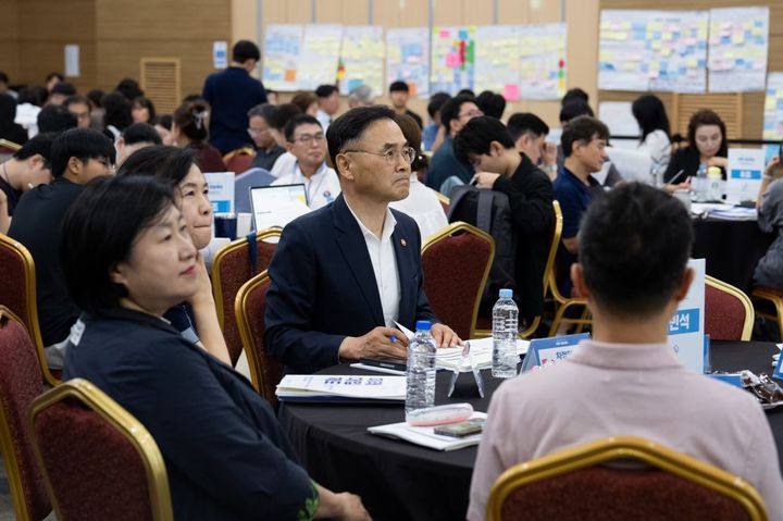 [화성=뉴시스]국가교육위원회는 30일 경기 화성시 YBM연수원에서 미래대입제도 국민참여위원회 숙의를 진행했다. 사진은 참가자의 발표를 듣는 차정인 국가교육위원장 모습 . (사진=국가교육위원회 제공) 2026.08.29. photo@newsis.com *재판매 및 DB 금지
