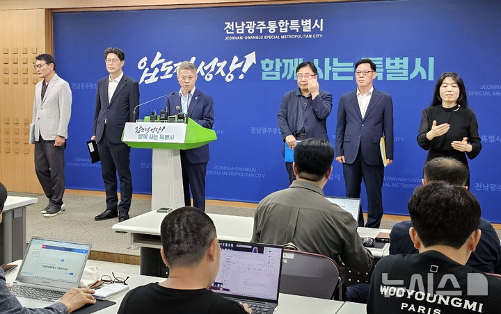 [전남=뉴시스] 맹대환 기자 = 민형배 전남광주특별시장이 30일 오후 광주청사에서 기자회견을 갖고 국립의과대학 신설 후보대학 선정 결과를 발표하고 있다. 2026.08.30. mdhnews@newsis.com