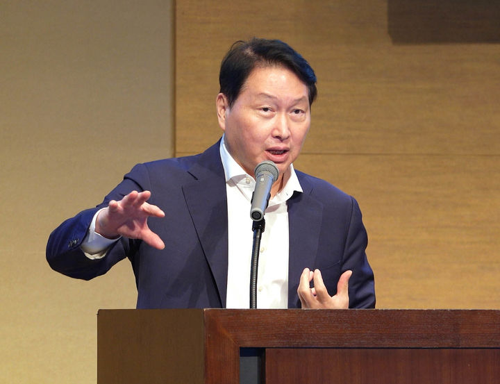 최태원 대한상의 회장이 30일 오후 일본 센다이 웨스틴호텔에서 열린 '한일 저출산 대응 교류위원회 1차 회의 겸 저출산 대응 심포지엄'에서 개회사를 하고 있다.(사진=대한상의 제공) *재판매 및 DB 금지