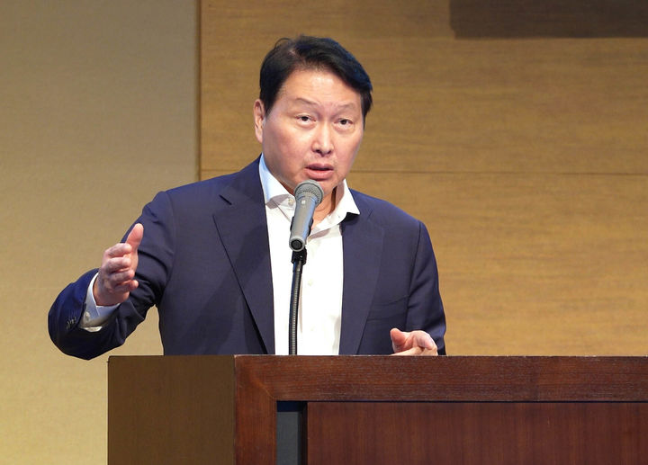 최태원 대한상의 회장이 30일 오후 일본 센다이 웨스틴호텔에서 열린 '한일 저출산 대응 교류위원회 1차 회의 겸 저출산 대응 심포지엄'에서 개회사를 하고 있다.(사진=대한상의 제공) *재판매 및 DB 금지