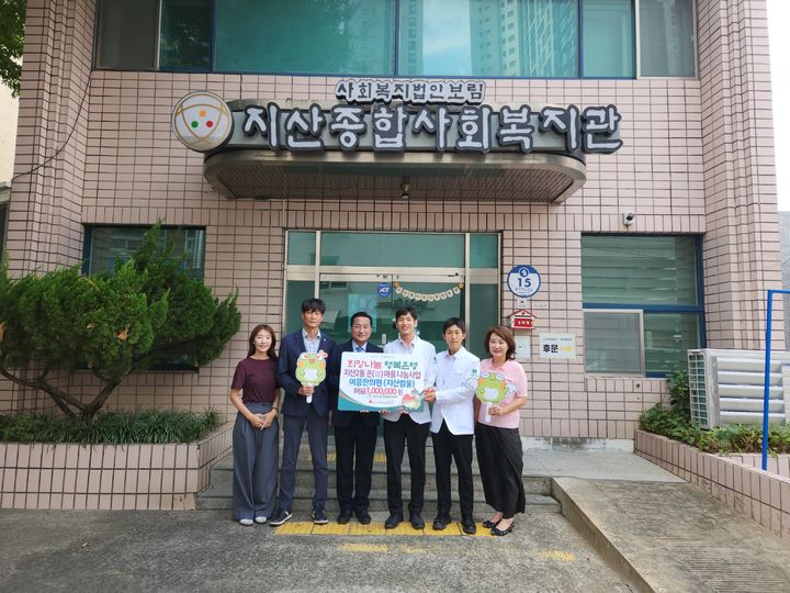 [대구=뉴시스] 이음한의원이 지산2동 행정복지센터에 후원금 100만원을 기부했다. (사진 = 대구시 수성구 제공) 2026.08.30. photo@newsis.com *재판매 및 DB 금지