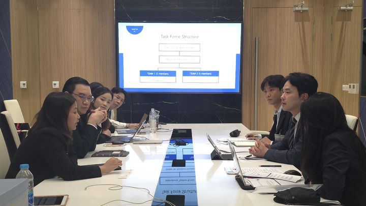 국세청은 지난 27일 태국 국세청을 방문, 글로벌최저한세 제도 운영 경험을 공유하고 태국에 진출한 우리 기업의 신고 및 현지 세무와 관련된 애로 사항을 전달했다고 30일 밝혔다. 사진은 양국 국세청이 실무회의를 진행 중인 모습.(사진 : 국세청 제공) *재판매 및 DB 금지