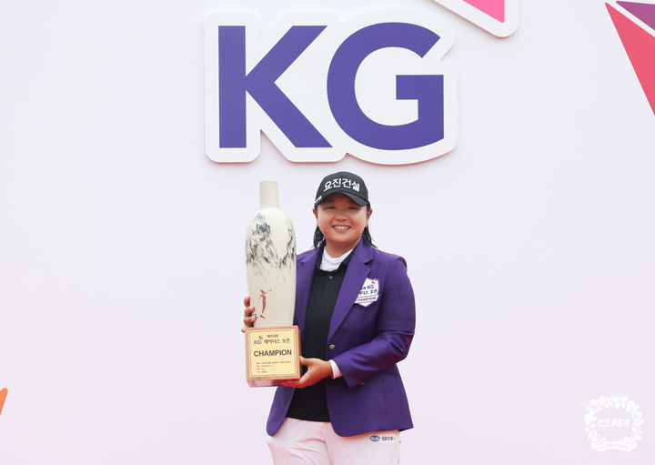 [서울=뉴시스]신다인, KG 레이디스 오픈 대회 첫 2연패. (사진=KLPGA 투어 제공)
