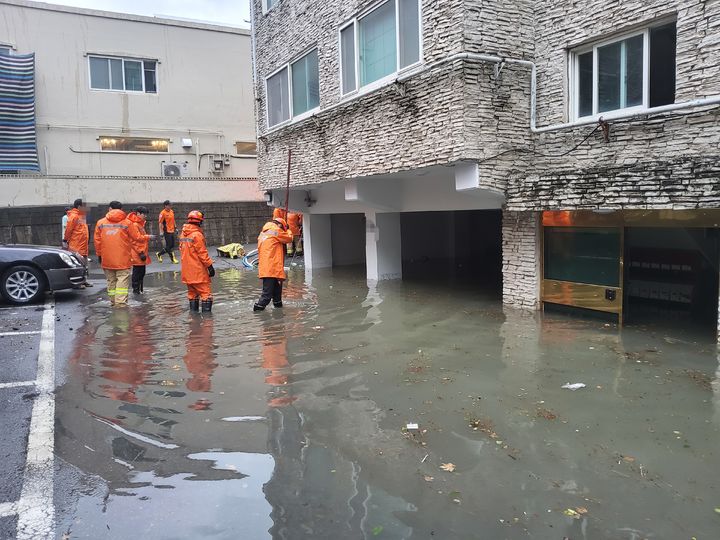 [울산=뉴시스] 30일 울산에 폭우가 쏟아지면서 동구 한 건물에 물이 차 있대. (사진=울산소방본부 제공) photo@newsis.com *재판매 및 DB 금지