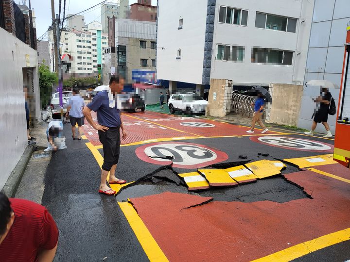 [울산=뉴시스] 30일 울산에 폭우가 쏟아지면서 동구 한 도로가photo@newsis.com 파손돼 있다. (사진=울산소방본부 제공) 2026.08.30. photo@newsis.com *재판매 및 DB 금지