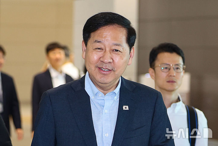 [인천공항=뉴시스] 김명년 기자 = 구윤철 부총리 겸 재정경제부 장관이 30일 미국 노스캐롤라이나주 애슈빌에서 열리는 G20 재무장관·중앙은행총재 회의 참석을 위해 인천국제공항 제2터미널을 통해 출국하고 있다. 2026.08.30. kmn@newsis.com
