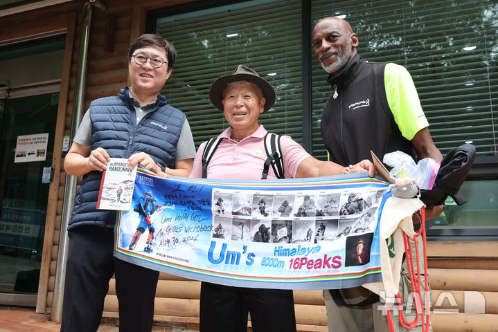 [서울=뉴시스] 황준선 기자 = 최휘영 문화체육관광부 장관이 30일 오전 서울 강북구 북한산국립공원 수유분소에서 프랑스 대규모 트레킹 단체인 랑도네협회원, 엄홍길 산악인과 기념촬영 하고 있다. 2026.08.30. hwang@newsis.com