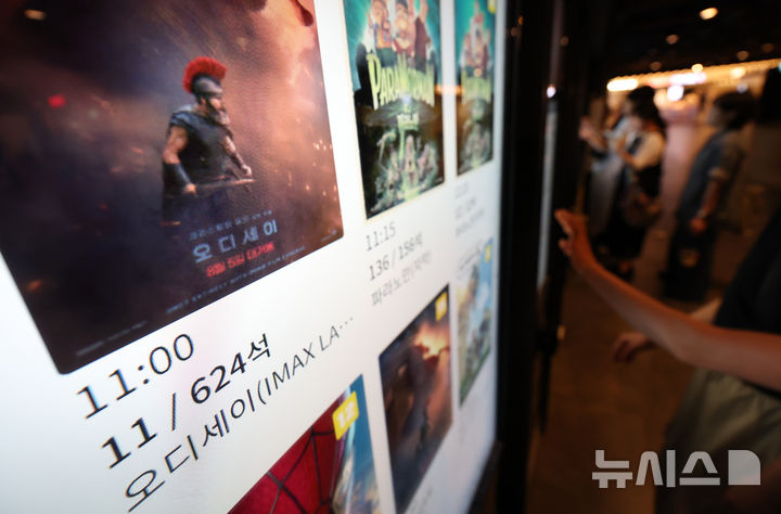 [서울=뉴시스] 김명년 기자 = 30일 서울 용산구 CGV 용산아이파크몰에서 관람객이 영화 '오디세이' 표를 구매하고 있다. '오디세이'는 이날 오전 6시50분 기준 누적 관객 수 847만1082명을 기록하며 2026년 개봉 외화 가운데 최다 관객을 동원한 작품에 올랐다. 2026.08.30. kmn@newsis.com