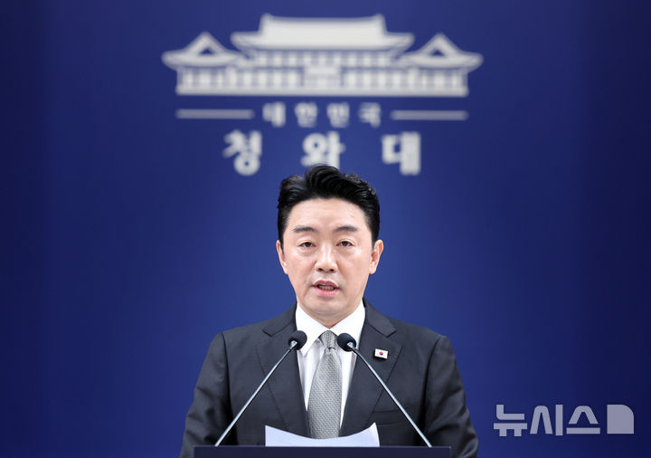 [서울=뉴시스] 김진아 기자= 강훈식 비서실장이 30일 청와대에서 인사 관련 브리핑을 하고 있다. 2026.08.30. bluesoda@newsis.com