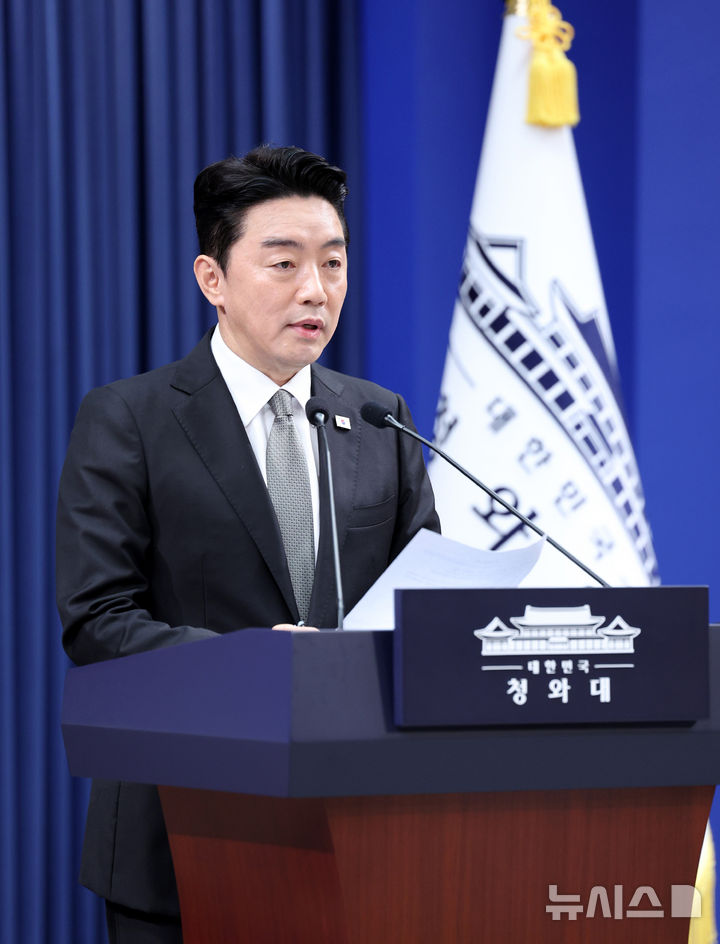 [서울=뉴시스] 김진아 기자= 강훈식 비서실장이 30일 청와대에서 인사 관련 브리핑을 하고 있다. 2026.08.30. bluesoda@newsis.com