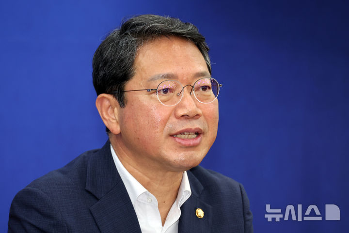 [서울=뉴시스] 최진석 기자 = 법무부 장관 후보자로 지명된 김승원 더불어민주당 의원이 30일 여의도 국회에서 열린 조희대 대법원장 불출석 사유서 제출 관련 기자간담회에서 발언하고 있다. 2026.08.30. myjs@newsis.com