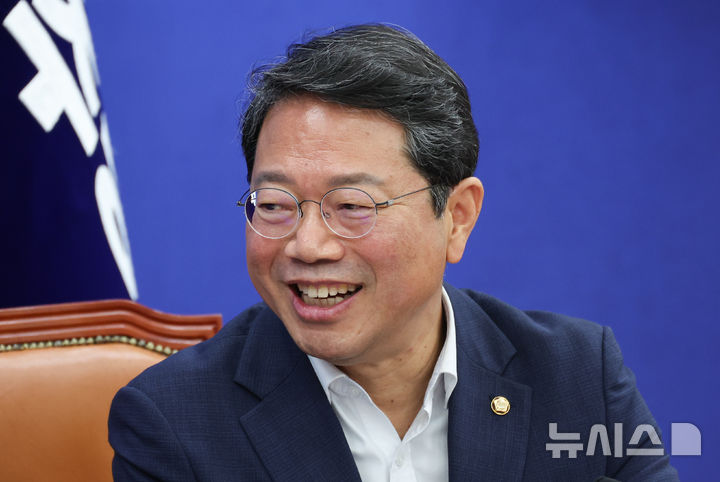 [서울=뉴시스] 최진석 기자 = 법무부 장관 후보자로 지명된 김승원 더불어민주당 의원이 30일 여의도 국회에서 열린 조희대 대법원장 불출석 사유서 제출 관련 기자간담회에서 미소짓고 있다. 2026.08.30. myjs@newsis.com