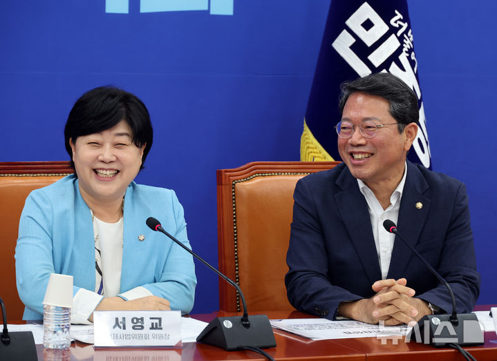 [서울=뉴시스] 최진석 기자 = 법무부 장관으로 지명된 김승원 더불어민주당 의원이 30일 여의도 국회에서 열린 조희대 대법원장 불출석 사유서 제출 관련 기자간담회에서 미소짓고 있다. 왼쪽은 서영교 국회 법사위원장. 2026.08.30. myjs@newsis.com