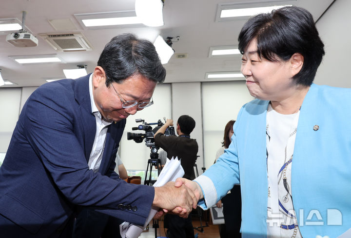 [서울=뉴시스] 최진석 기자 = 법무부 장관 후보로 지명된 김승원(왼쪽) 더불어민주당 의원이 30일 여의도 국회에서 조희대 대법원장 불출석 사유서 제출 관련 기자간담회를 마친 뒤 이동하며 서영교 국회 법제사법위원장과 악수하고 있다. 2026.08.30. myjs@newsis.com
