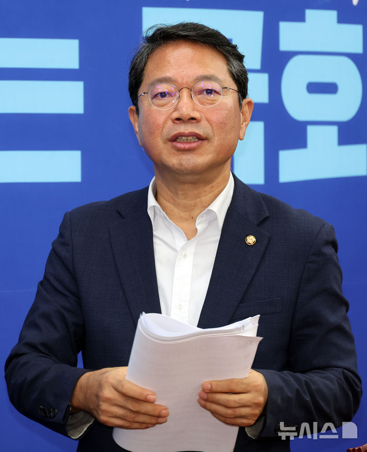 [서울=뉴시스] 최진석 기자 = 법무부 장관 후보로 지명된 김승원 더불어민주당 의원이 30일 여의도 국회에서 조희대 대법원장 불출석 사유서 제출 관련 기자간담회를 마친 뒤 이동하고 있다. 2026.08.30. myjs@newsis.com
