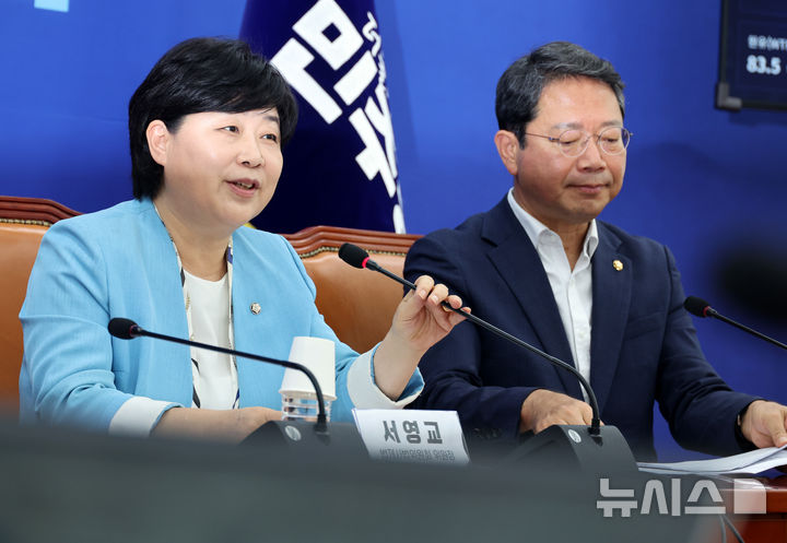[서울=뉴시스] 최진석 기자 = 서영교 국회 법제사법위원회 위원장이 30일 여의도 국회에서 조희대 대법원장 불출석 사유서 제출 관련 기자간담회를 하고 있다. 오른쪽은 법사위 여당 간사 김승원 더불어민주당 의원. 2026.08.30. myjs@newsis.com