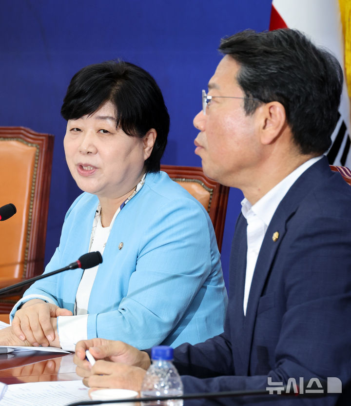 [서울=뉴시스] 최진석 기자 = 서영교 국회 법제사법위원회 위원장이 30일 여의도 국회에서 조희대 대법원장 불출석 사유서 제출 관련 기자간담회를 하고 있다. 오른쪽은 법사위 여당 간사 김승원 더불어민주당 의원. 2026.08.30. myjs@newsis.com