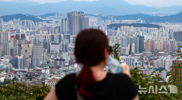 [서울=뉴시스] 김명년 기자 = 사진은 지난달 30일 서울 시내 아파트 단지가 보이고 있는 모습. 2026.08.30. kmn@newsis.com