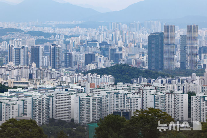 [서울=뉴시스] 김명년 기자 = 30일 서울 시내 아파트 단지가 보이고 있다. 2026.08.30. kmn@newsis.com