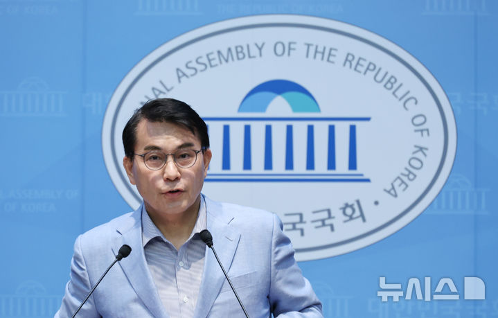 [서울=뉴시스] 최진석 기자 = 윤상현 국회 제9회 전국동시지방선거 투표용지 부족 사태 등 국민참정권 침해 진상규명 및 선거관리 개혁을 위한 국정조사특별위원회 위원장이 지난 30일 여의도 국회 소통관에서 현안 관련 기자회견을 하고 있다. 2026.08.30. myjs@newsis.com