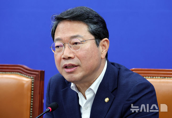 [서울=뉴시스] 최진석 기자 = 법무부 장관 후보자로 지명된 김승원 더불어민주당 의원이 30일 여의도 국회에서 열린 조희대 대법원장 불출석 사유서 제출 관련 기자간담회에서 발언하고 있다. 2026.08.30. myjs@newsis.com