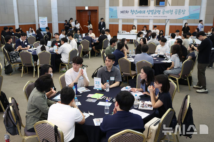 [서울=뉴시스] 황준선 기자 = 30일 오후 서울 성동구 한양대학교에서 열린 제1차 청년세대 성별균형 공개형 공론장 참석자들이 테토녀와 에겐남의 사이를 주제로 토론하고 있다. 2026.08.30. hwang@newsis.com