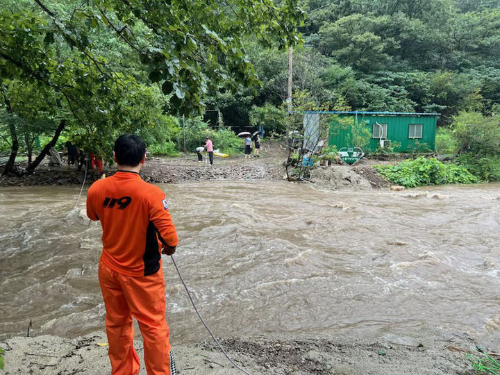 [화순=뉴시스] 30일 오후 4시42분께 전남광주 화순군 한천면에서 계곡물 범람으로 시민들이 고립돼 소방 당국이 구조 작업을 벌이고 있다. (사진 = 전남광주소방본부 제공) 2026.08.30. photo@newsis.com *재판매 및 DB 금지