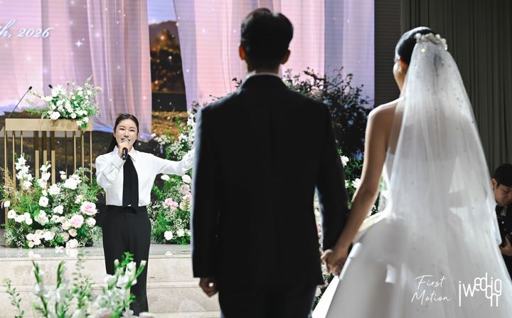 [서울=뉴시스] 김나희 결혼식 송가인 축가. (사진 = 아이패밀리에스씨(아이웨딩) 제공) 2026.08.31. photo@newsis.com *재판매 및 DB 금지