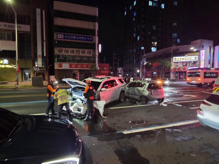 [제주=뉴시스] 30일 오후 제주시 삼도1동 광양사거리에서 4중 추돌 사고가 발생해 소방당국이 구조작업을 벌이고 있다. (사진=제주소방안전본부 제공) 2026.08.31. photo@newsis.com *재판매 및 DB 금지