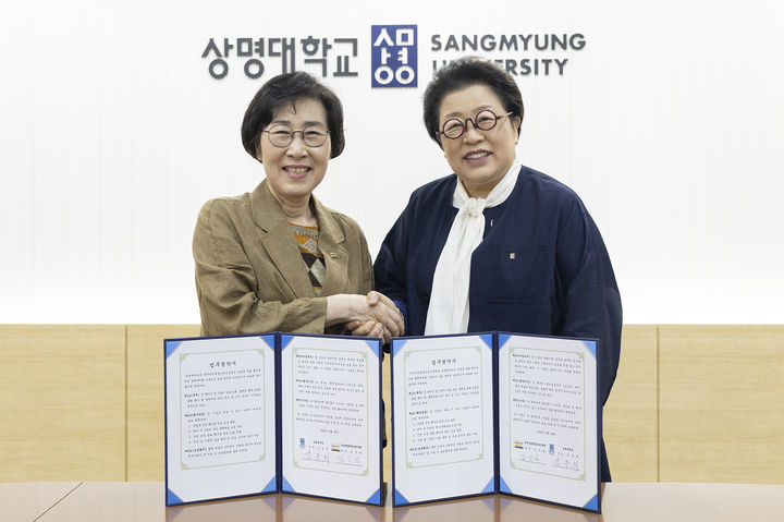 [서울=뉴시스] 상명대학교와 한국양성평등교육진흥원이 28일 성평등 교육 교류 협약을 체결하고, 김삼화(왼쪽) 한국양성평등교육진흥원장과 김종희 상명대 총장이 기념 사진을 촬영하고 있다. (사진=상명대 제공) 2026.08.31. photo@newsis.com *재판매 및 DB 금지