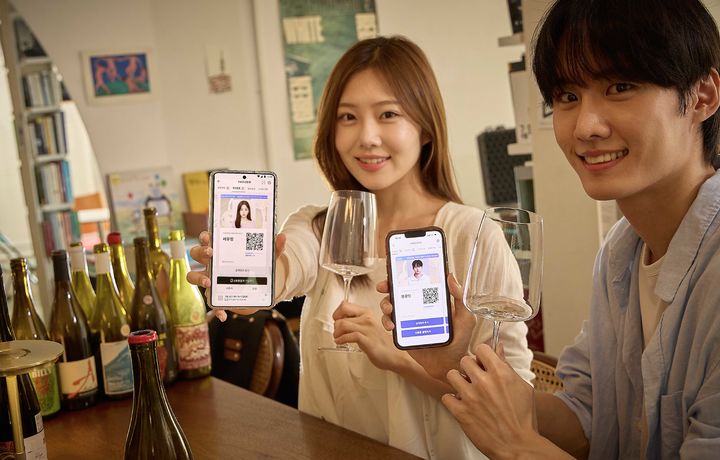 [서울=뉴시스]SK텔레콤, KT, LG유플러스 등 이동통신3사는 모바일 인증 플랫폼 ‘패스(PASS)’의 신분증 QR 검증 기능 이용을 독려하는 ‘QR 한 번, 안심 두 배!’ 캠페인을 진행한다. (사진=KT 제공) *재판매 및 DB 금지