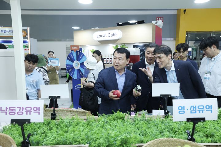 [세종=뉴시스]한국수자원공사(K-water)가 지난 28일부터 3일간 서울 양재 aT센터에서 열린 '2026 에이팜쇼(A FARM SHOW)'에 참가해 댐주변지역 농특산물 전용 직거래 창구인 로컬마켓을 선보였다고 31일 밝혔다.(사진= 수자원공사 제공) *재판매 및 DB 금지