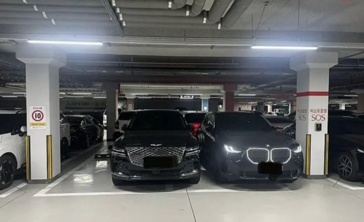 [서울=뉴시스] '문콕' 방지를 위해 기둥에 붙여 주차했다가 밀착 주차 보복을 당했다는 사연이 공개됐다. (사진 : 온라인 커뮤니티 캡처) *재판매 및 DB 금지
