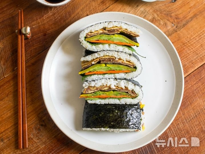 [세종=뉴시스]한우 육전 접는 김밥(사진=한우자조금 제공)