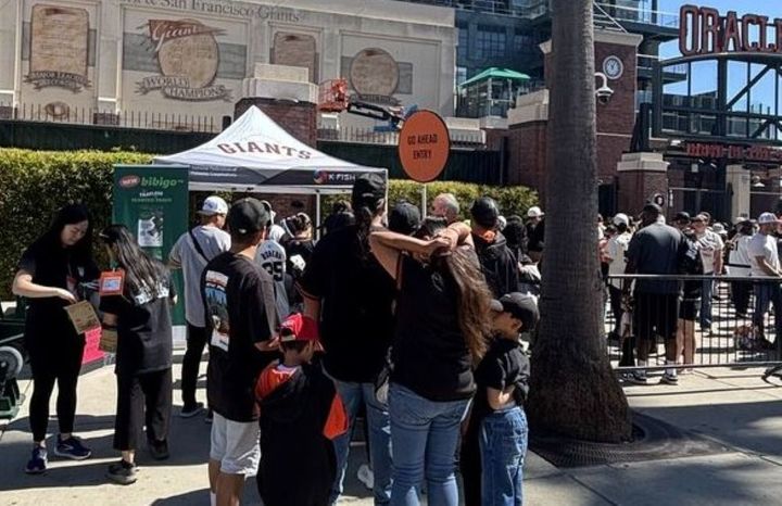 [서울=뉴시스] CJ제일제당이 미국 샌프란시스코 자이언츠와 애리조나 다이아몬드백스의 경기가 펼쳐진 오라클파크에서 비비고 김 샘플링을 하고 있다. (사진=CJ제일제당 제공) *재판매 및 DB 금지