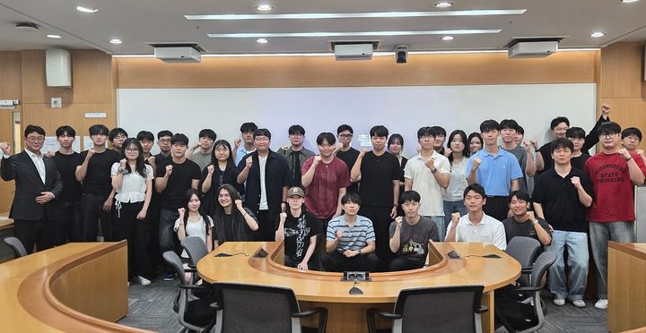 지난 13일 서울 여의도 금융투자교육원에서 열린 세계 대학생 모의투자대회 대비 육성교육 프로그램 수료식에서 교육 수료생들이 기념촬영을 하고 있다.(사진=LS증권 제공) *재판매 및 DB 금지