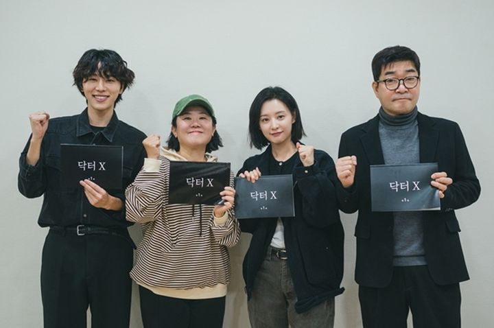 [서울=뉴시스] SBS 새 금토드라마 '닥터X: 하얀 마피아의 시대'에 출연한 배우 김우석, 이정은, 김지원, 손현주. (사진=SBS 제공) 2026.08.31. photo@newsis.com *재판매 및 DB 금지
