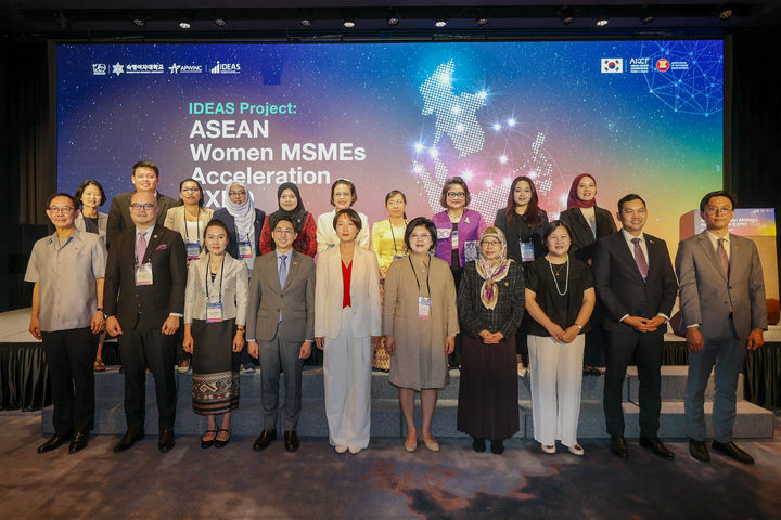 [서울=뉴시스] 숙명여대 아태여성정보통신원이 25일부터 26일까지 개최한 'IDEAS 엑스포(ASEAN Women MSMEs Acceleration Expo)'에서 참가자들이 기념 사진을 촬영하고 있다. (사진=숙명여대 제공) 2026.08.31. photo@newsis.com *재판매 및 DB 금지
