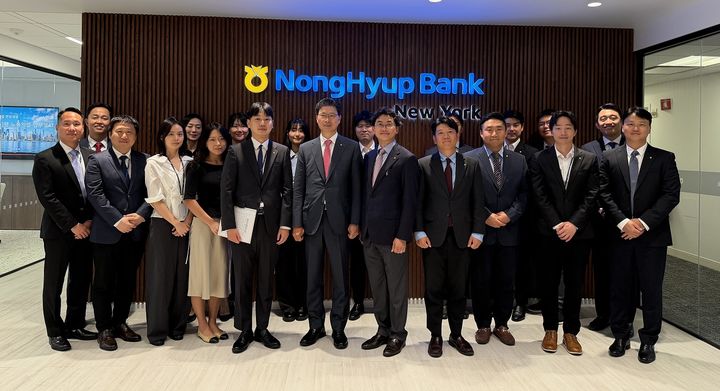 28일(현지시각) 강태영 NH농협은행장(앞줄 가운데)이 농협은행 뉴욕지점을 찾아 직원들과 사업현황을 공유하고 영업현장을 살피고 있다. (사진=농협은행 제공) *재판매 및 DB 금지