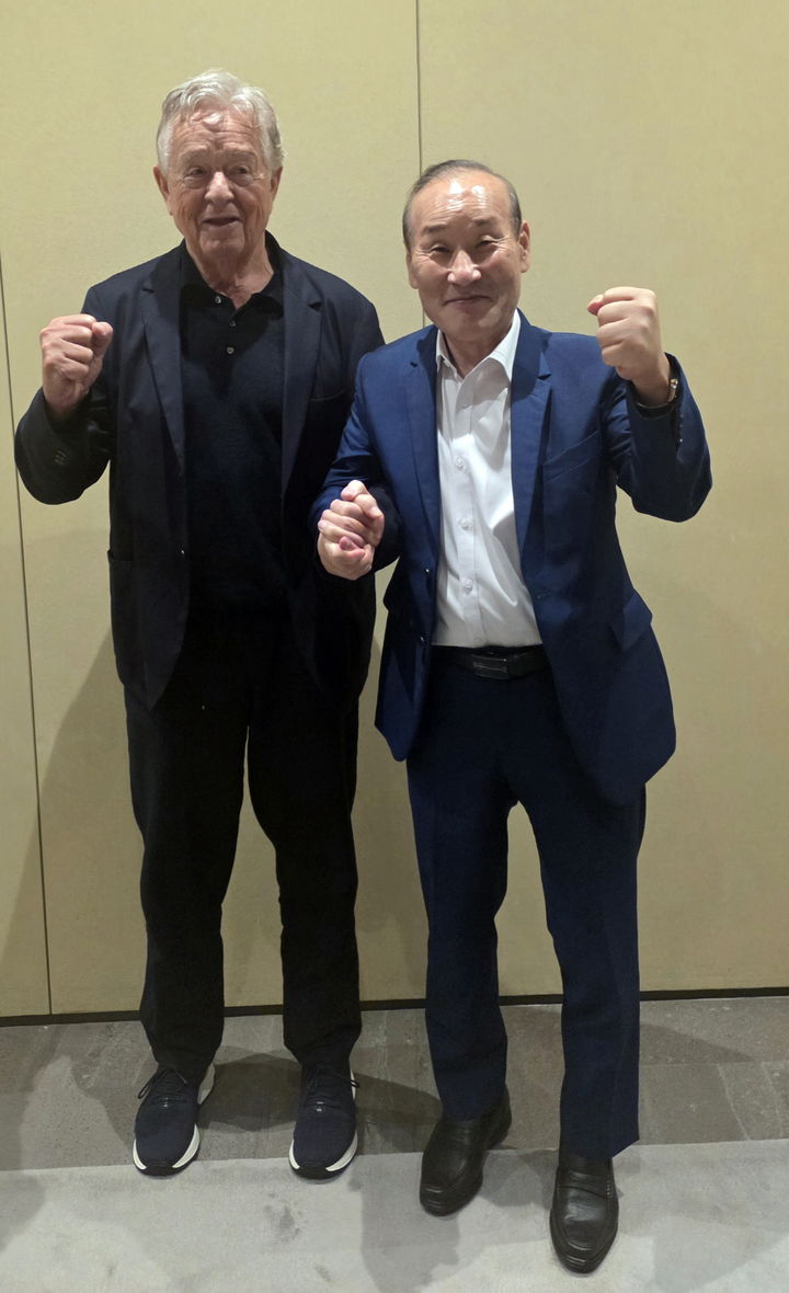 [서울=뉴시스] 최병오 패션그룹형지 회장 겸 한국섬유산업연합회 회장(오른쪽)이 28일 한국을 방문한 독일 에스올리버 창업주 베른트 프라이어(왼쪽)와 만나 한·독 패션산업 협력 및 K-패션의 유럽시장 진출 방안을 논의했다. (사진=패션그룹형지 제공) 2026.08.31. photo@newsis.com *재판매 및 DB 금지