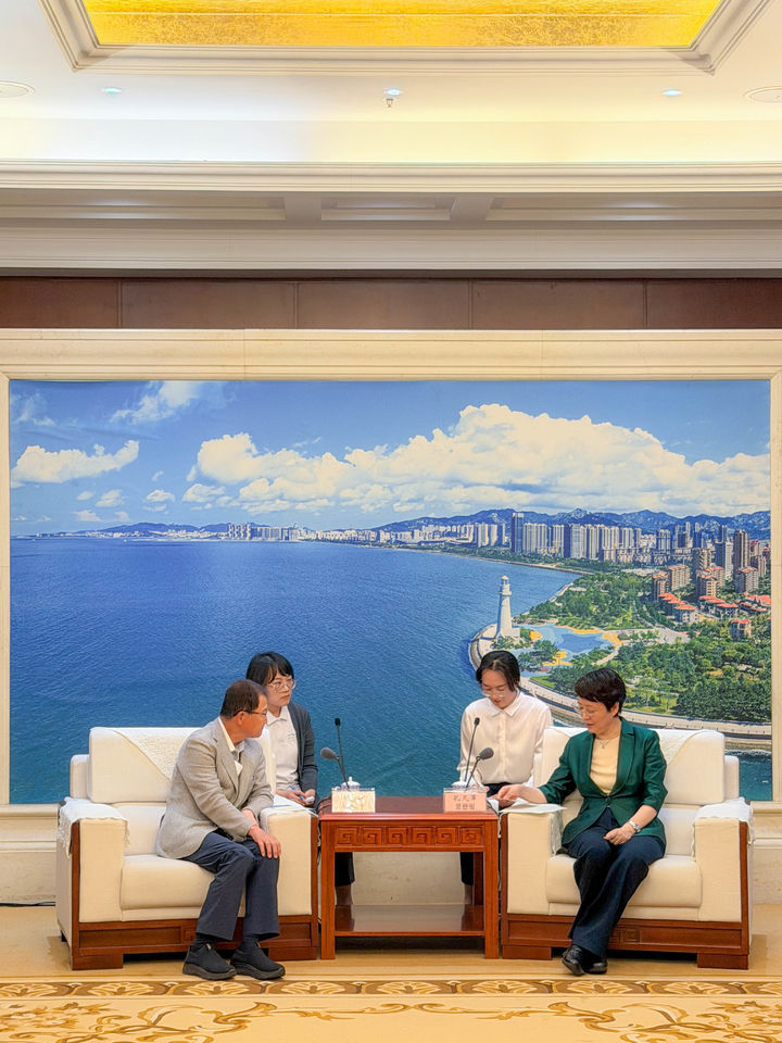 [서울=뉴시스] 지난 27일 중국 산둥성 웨이하이에서 박찬구 금호석유화학그룹 회장(사진 앞줄 왼쪽)이 쿵판핑 웨이하이시장(앞줄 오른쪽)과 회담하고 있다. (사진=금호석유화학그룹 제공) 2026.08.31 photo@newsis.com *재판매 및 DB 금지