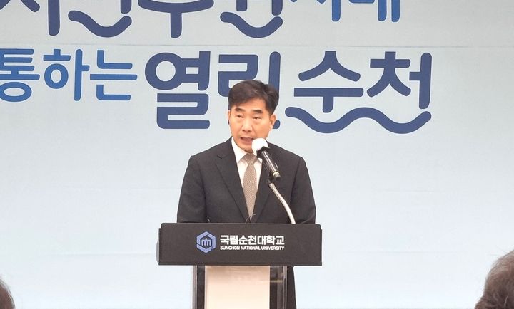 [순천=뉴시스] 국립순천대학교 이병운 총장이 31일 오전 전남광주 순천시청 대회의실에서 국립순천대학교 의과대학 신설 후보대학 선정관련 기자회견을 하고 있다. 2026.08.31.photo@newsis.com *재판매 및 DB 금지